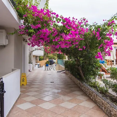 Iniohos Zante & מלון ארגאסי